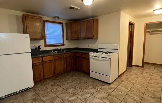 2 beds, 1 bath, 1,000 sqft, $850, Unit 1/2