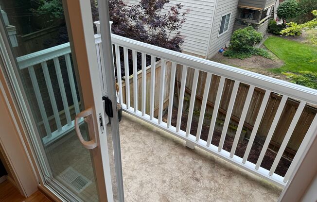 Beautiful 2 bed, 2.5 bath townhome located in Mountlake Terrance $2600/mo.
