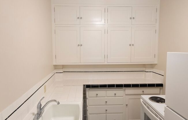 Studio, 1 bath, 425 sqft, $1,200, Unit 102