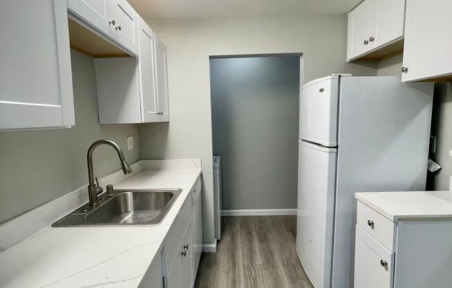 Rohnert Park: $2975 Lower Level 3 Bed/2 Bath Condo. New Kitchen Cabinets & New Floors!