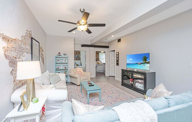 2 beds, 1 bath, 850 sqft, $2,100, Unit 113