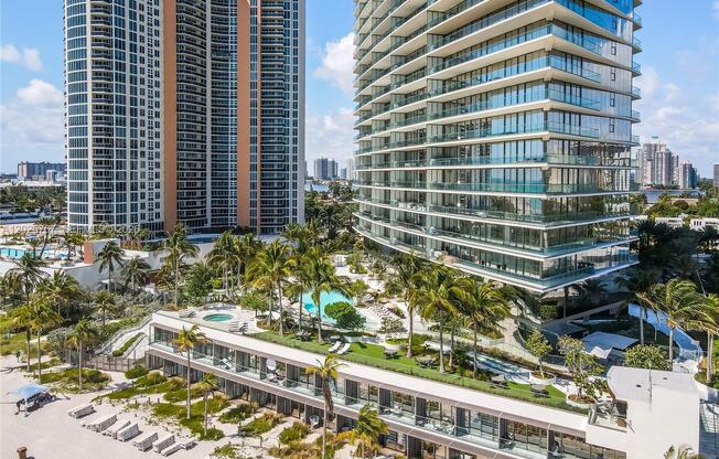 18975 Collins Ave 2205