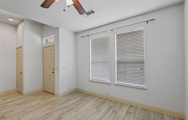 BEAUTIFUL 2 Bed, 2.5 Bathroom Townhome*