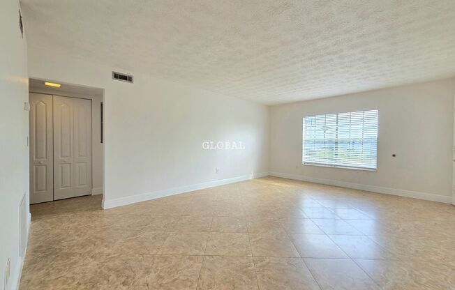 Lakefront First-Floor Condo in Camelot by the Lake, Orlando