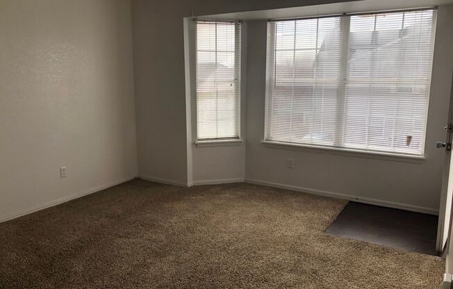 2 beds, 1 bath, 850 sqft, $929