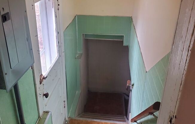 Coming Soon! Well Maintained and Clean 2br/1ba House with Hardwood Throughout