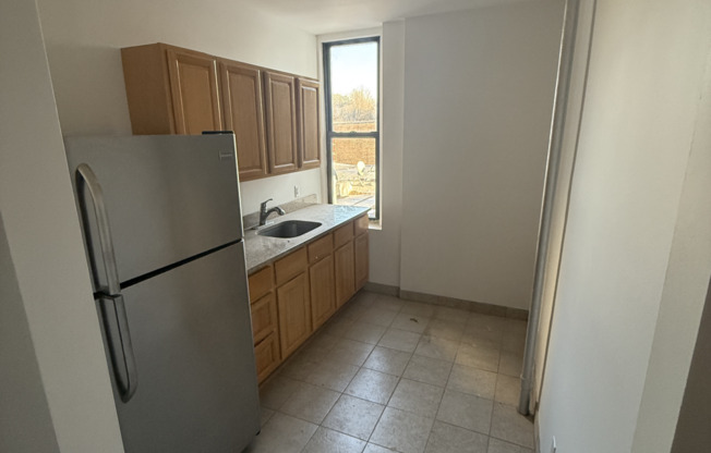 2 beds, 1 bath, $4,000, Unit 1D