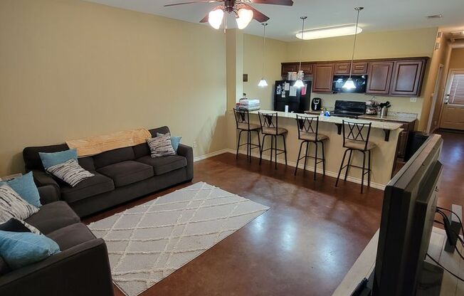 College Station - 3 bedroom / 3 bath / fenced in patio / townhome located in The Barracks.