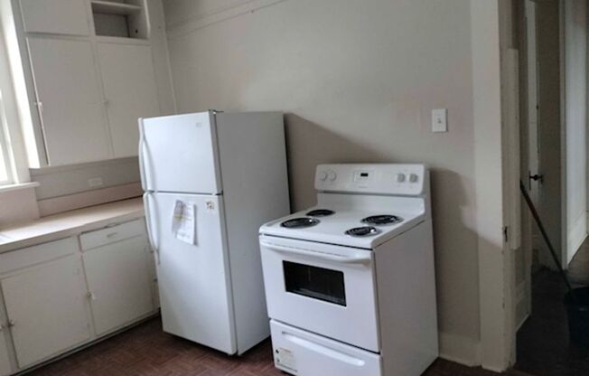 4 beds, 1 bath, $1,395, Unit 604 E Main-upstairs unit B