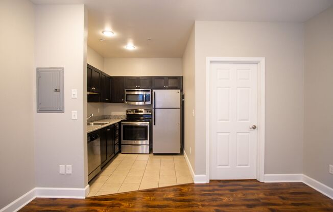 Ground Floor Studio with Contemporary Style in a Great Location!