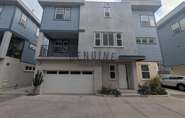 3Bd 2.5Ba Tri-Level Home w/Rooftop Deck