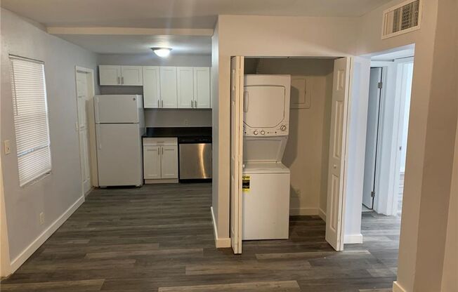 2 beds, 1 bath, 895 sqft, $2,095, Unit Unit 8