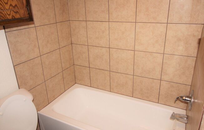 2 beds, 1 bath, 850 sqft, $850, Unit 10B