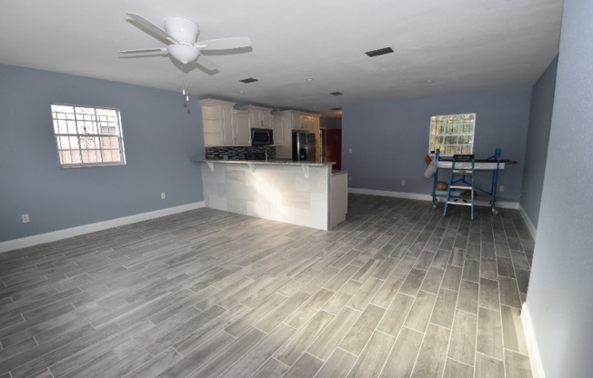 1107 W WOODLAWN AVE