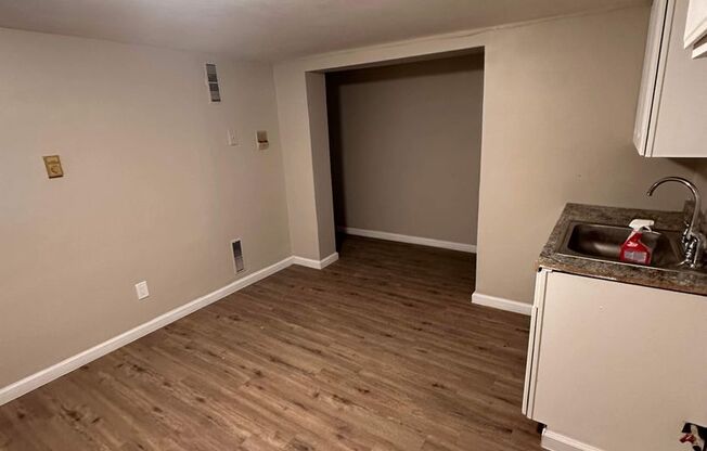 2 beds, 1 bath, $1,100, Unit 100