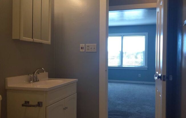 2 beds, 1 bath, $945