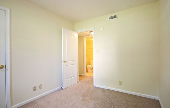 Pet-Friendly Villas at Southern Ridge Apartment