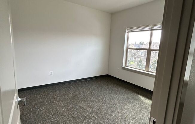 3 beds, 1.5 baths, 1,370 sqft, $1,900, Unit 2440-4