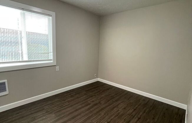 2 beds, 1 bath, 706 sqft, $1,300, Unit Coll140