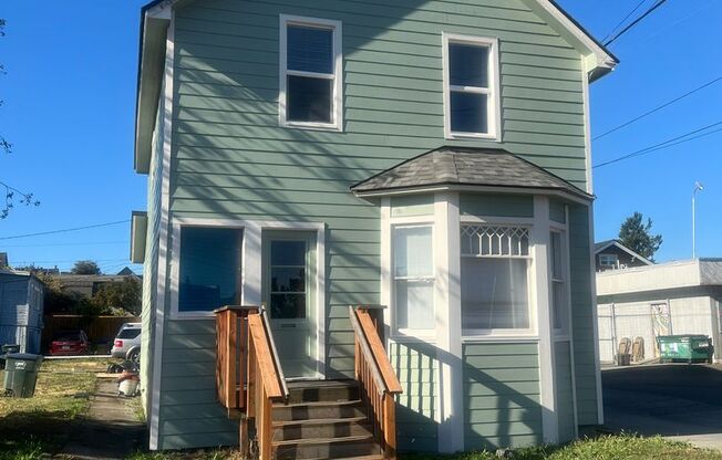 Charming Four Bedroom Home in the Heart of Bellingham!