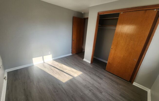 2 beds, 1.5 baths, 1,050 sqft, $945, Unit 142