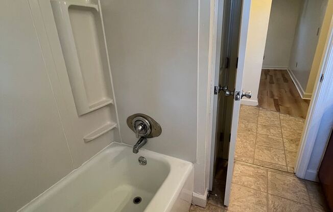 2 beds, 1 bath, 903 sqft, $1,290, Unit I-11