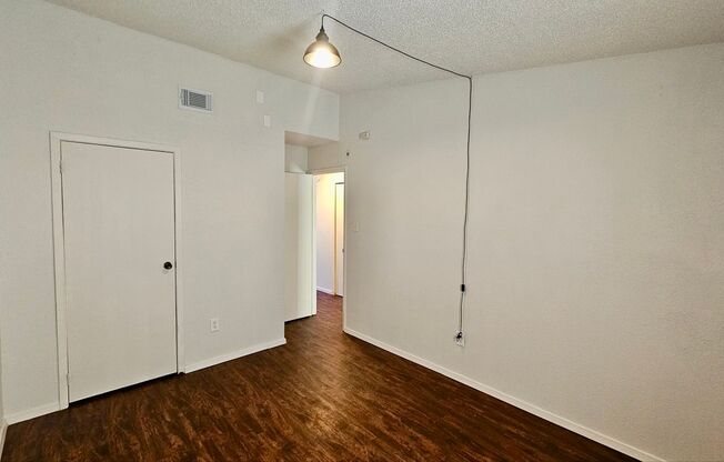 2 beds, 1 bath, $1,100