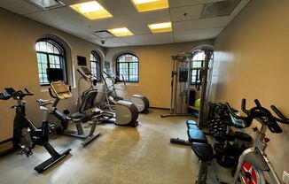 2 beds, 1 bath, $2,200, Unit 404