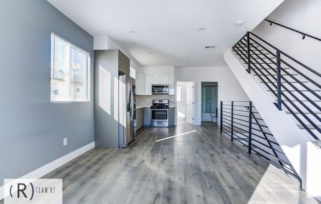 3 beds, 3 baths, 1,565 sqft, $3,600, Unit 11639 1/2 Burbank Blvd