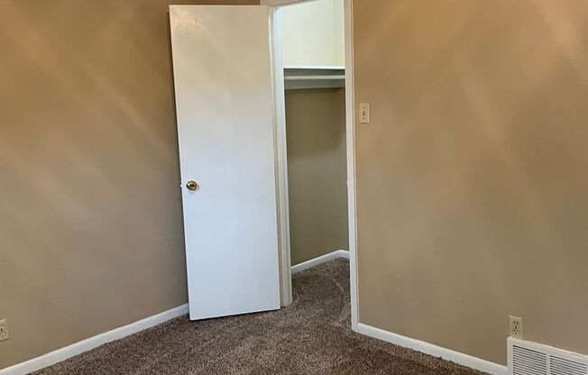 2 beds, 1 bath, 1,040 sqft, $1,295, Unit 324