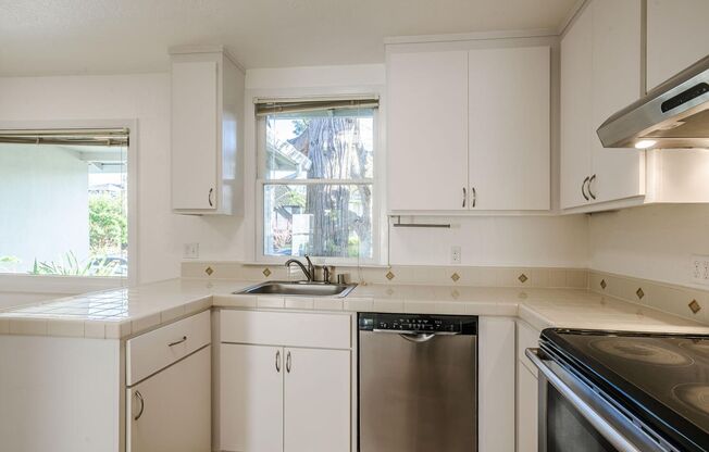 Beautiful 3 Bedroom / 2 Bath Single Family House in Burlingame!