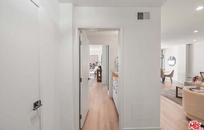 2 beds, 2 baths, 900 sqft, $4,000, Unit 806