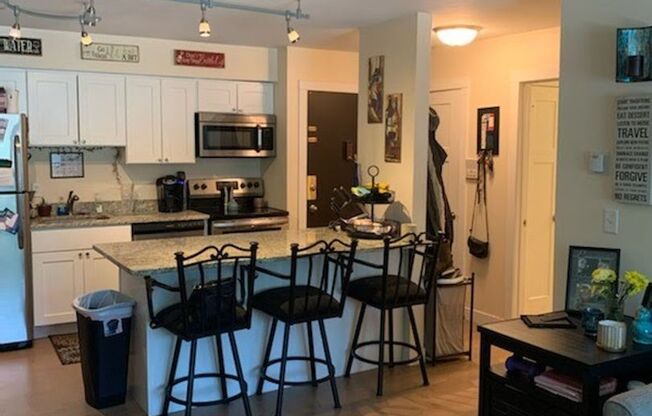 1 bed, 1 bath, $1,025, Unit 12