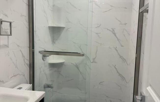 39 17 GREENPOINT AVE