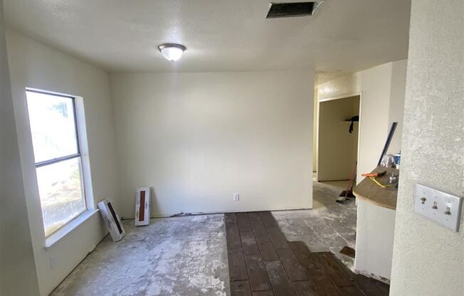 Cute 2/2 duplex with a garage