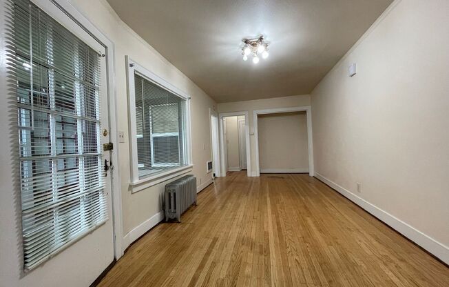 Buckman Charmer Studio~ Quick Access to Big City Amenities~ Onsite Laundry~ Fur Babies Welcome!