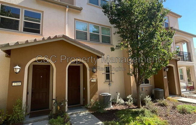 2762 FERRARA CIR