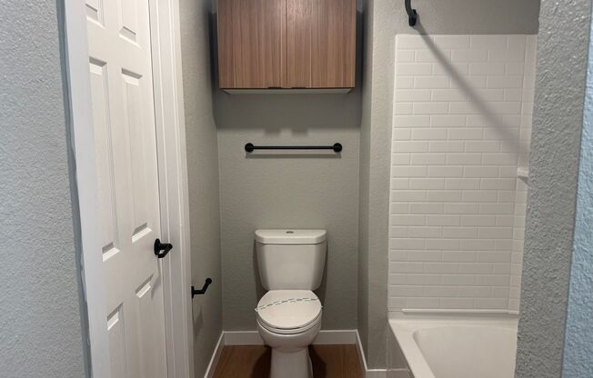 2 beds, 1 bath, 821 sqft, $2,780, Unit D036