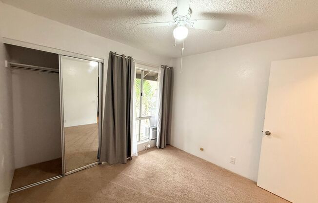 Beautiful Unfurnished 2bdrm / 1.5bath Palm Villas Unit with 2 Parking Stalls