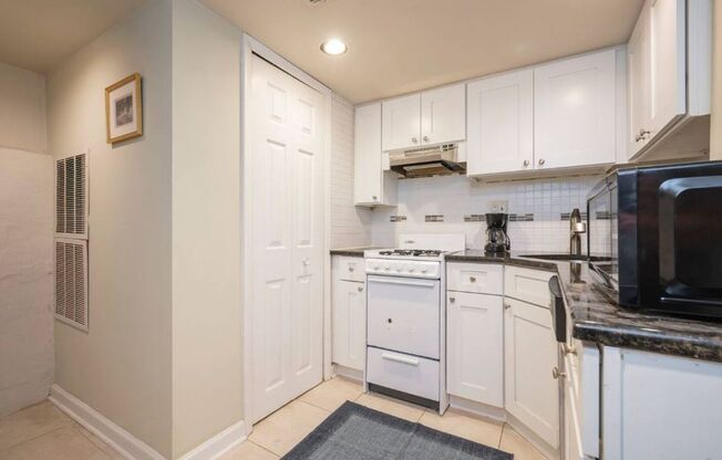 1 bed, 1 bath, $1,300, Unit Unit B