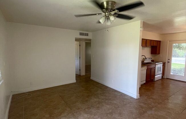 2 beds, 1 bath, 800 sqft, $1,195, Unit 03