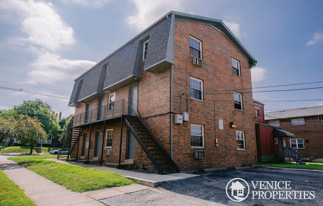 2 beds, 1 bath, $1,095, Unit 1669 N 4th Apartment B3