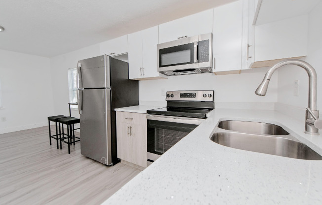 905 W 12 ST
