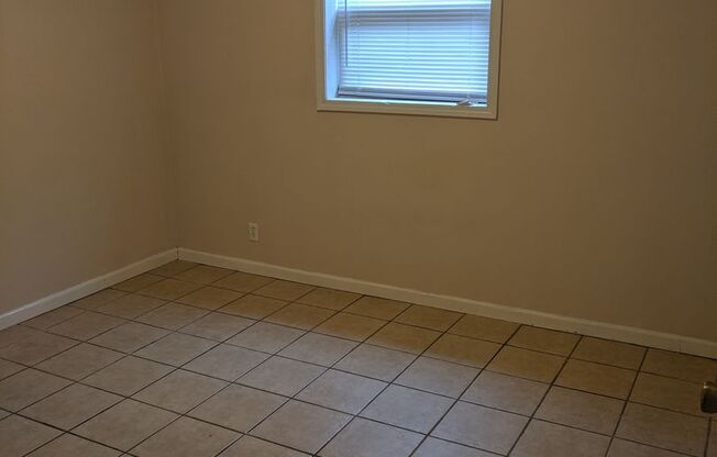 2 beds, 1 bath, $650