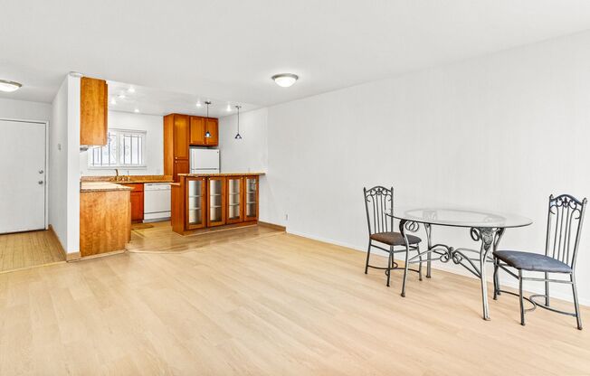 Cozy 1 Bedroom Condo by the Pool Looking for a New Tenant!