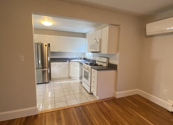 2 beds, 1 bath, 1,100 sqft, $2,750, Unit 2A