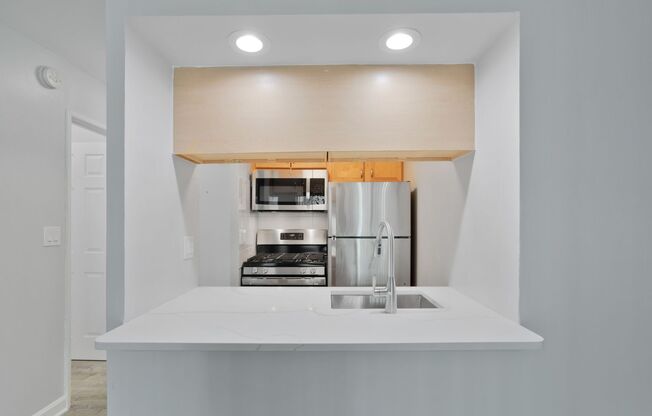 Studio, 1 bath, 298 sqft, $1,400, Unit 437