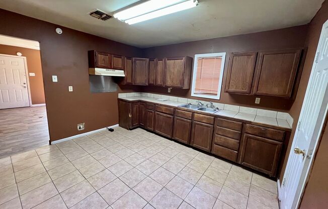 3 beds, 1 bath, $700