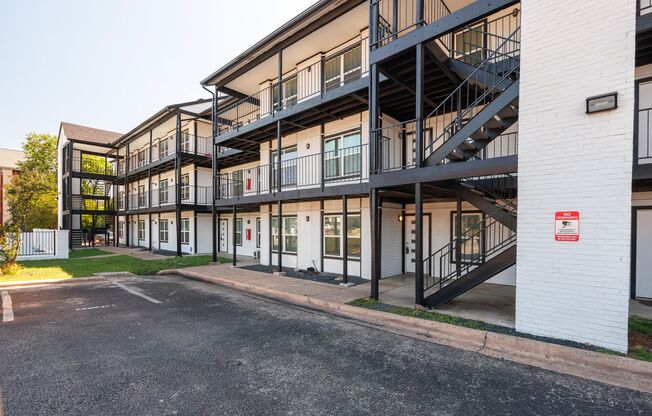 Updated North Austin Condo with Modern Finishes & Community Amenities