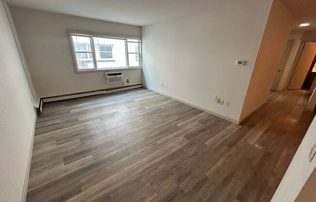 2 beds, 1 bath, $1,350, Unit 115